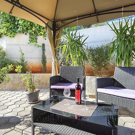 Ella Σίμπενικ